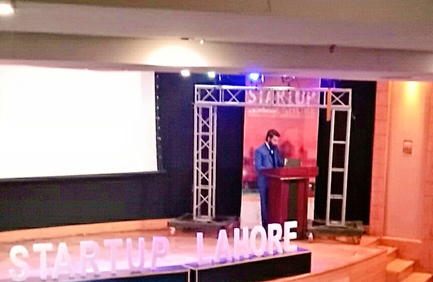 kainatA72's tweet photo. #Adwheels are presenting their idea in front of judges @ashajadeja @fatima_ventures @Superior_Uni 
#StartupLahore #StartupRumble https://t.co/F0Y1hJa9TA