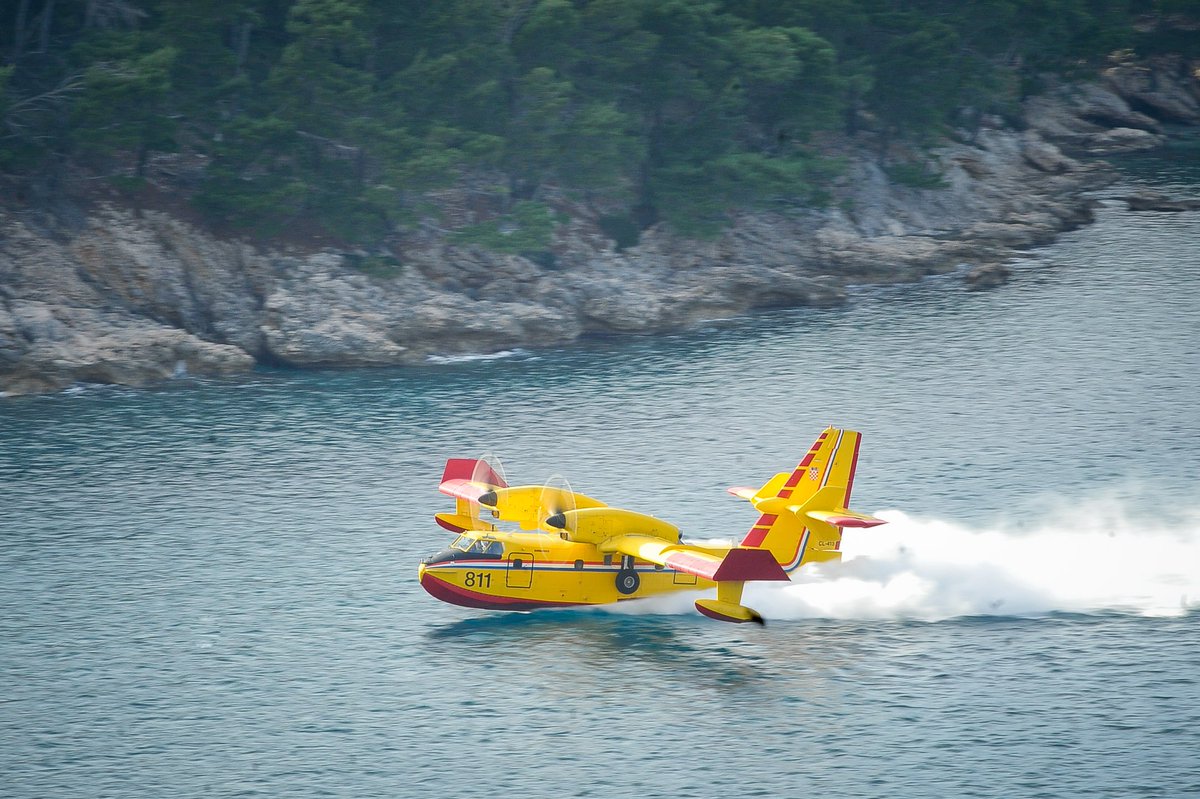 JureGregorcic's tweet image. .@SiolAVTOMOTO vedno v akciji #zgodba: tako vodo zajemajo mojstri poguma leteči gasilci ... #respect #CanadairCL215