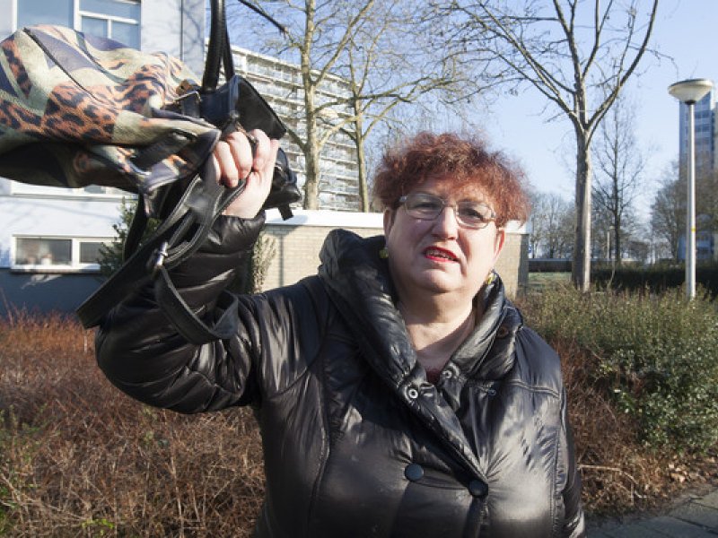 ADnl's tweet photo. Deventerse Dinnie (60) slaat schimmige tasjesdief van zich af. 'Heerlijk. Eindelijk mocht ik een keer meppen' https://t.co/wTxR24D4s6 https://t.co/r4czDADqic