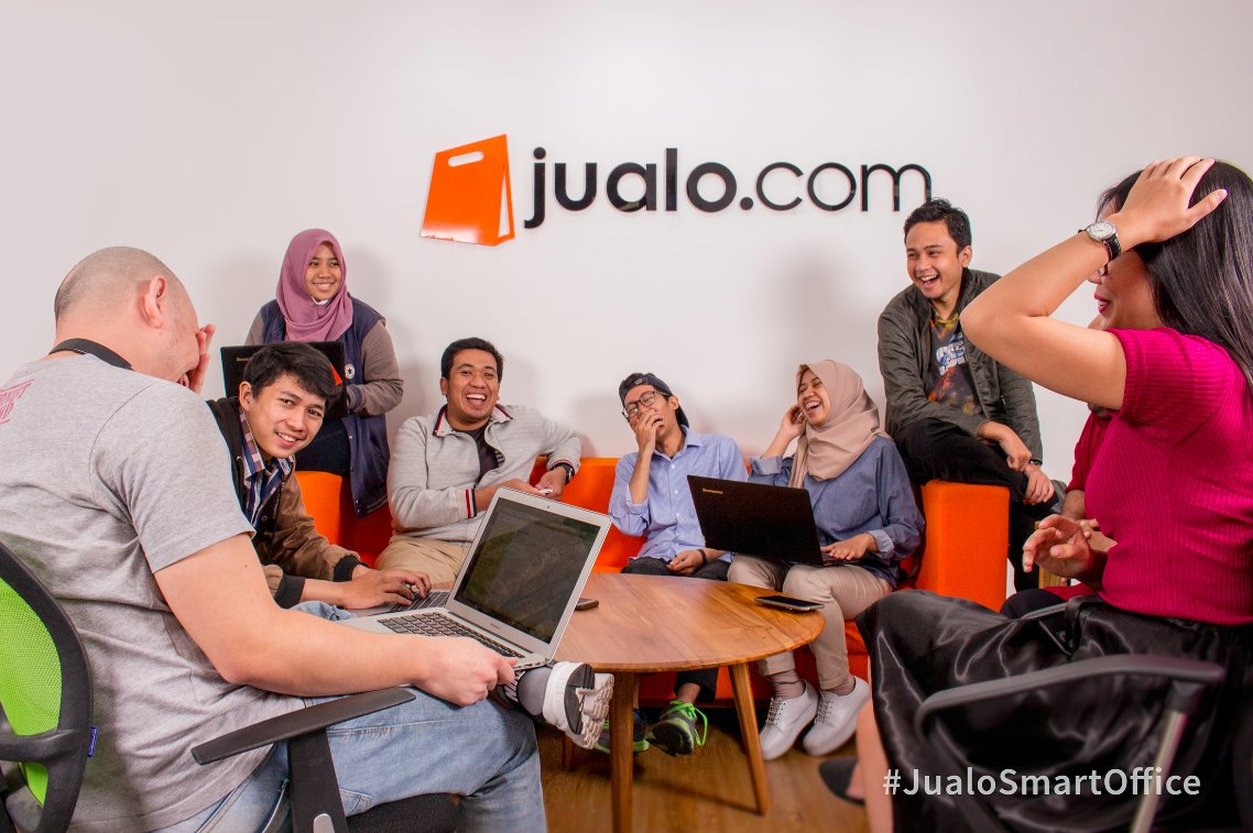 Kalau sedang ngumpul, tim Customer Service memang yang paling rame! Nah kalau punya pertanyaan, langsung tanya <a href="/JualoCare/">JualoCare</a>! #JualoSmartOffice