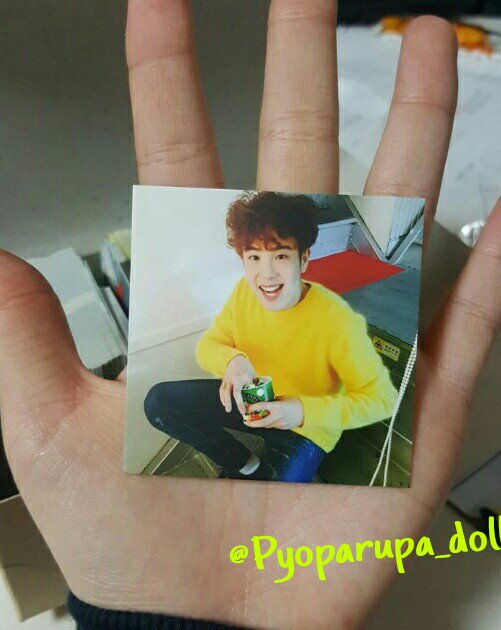 Pyoparupa_doll's tweet photo. @Pyoparupa_doll포카는 6*6사이즈로 손바닥보다 쪼금 작아요!!사진보다 실물이 훨씬 이쁩니다😍😍 #블락비팬미팅 #팬미팅나눔 #블락비 https://t.co/E1umPAYadt