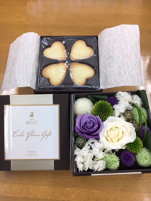 銀座ウエスト 写真は現在花門フラワーゲートさんと共同開発中の 花とお菓子のギフトセット キュービック フラワーギフト の試作品です 上段がクローバーハートクッキー 下段が花の2段式です 花はフレッシュとプリザーブド また色合いも2種類から 銀座ウエスト 写真は現在花門フラワーゲートさんと共同開発中の 花とお菓子のギフトセット キュービック フラワーギフト の試作品です 上段がクローバーハートクッキー 下段が花の2段式です 花はフレッシュとプリザーブド また色合いも2種類から