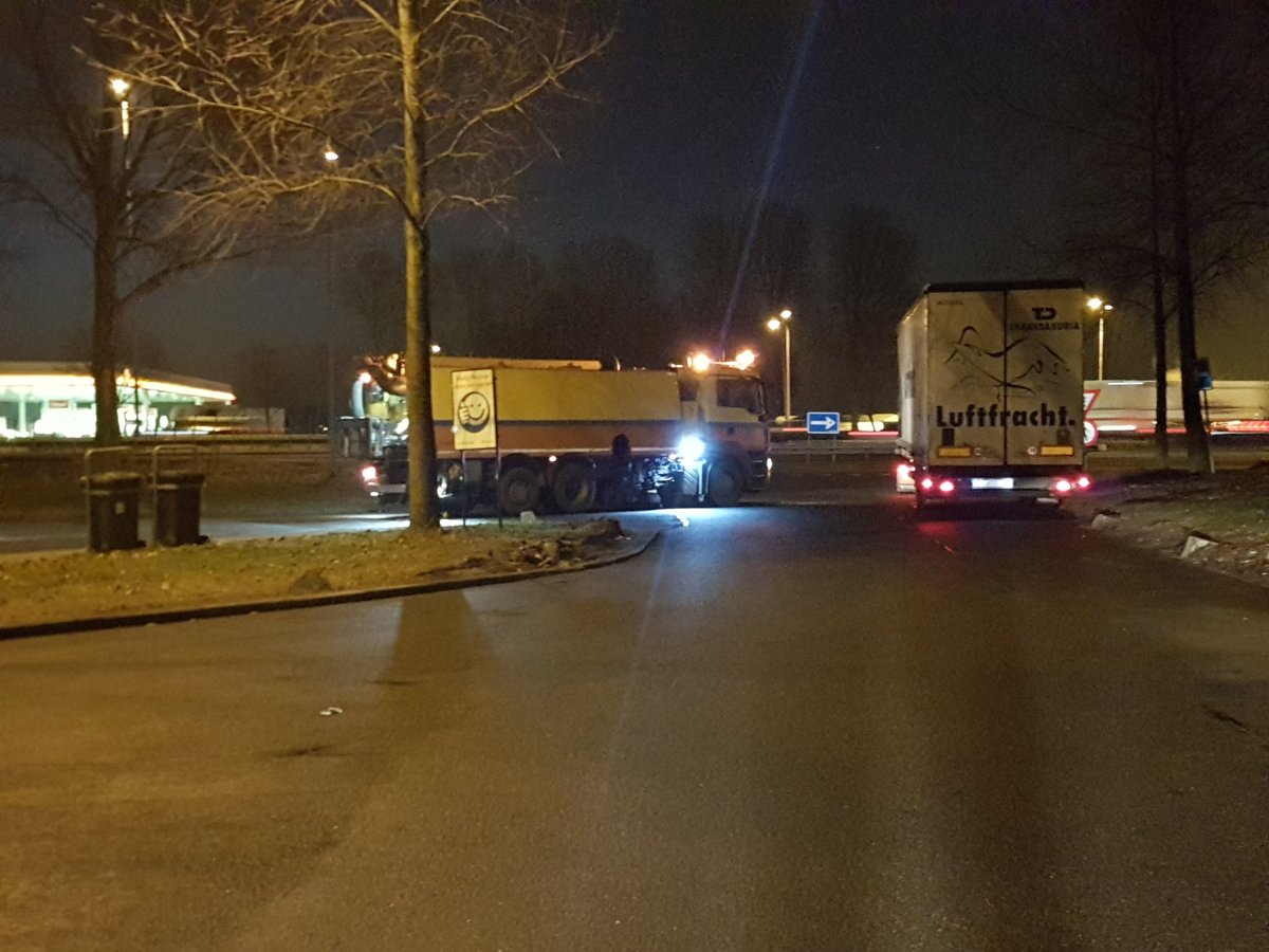 JoshuaJonkers's tweet photo. Vegen parkeerplaatsen @Den Ruygen Hoek-Oost-west, Rijsenhout https://t.co/AubVER5MQT