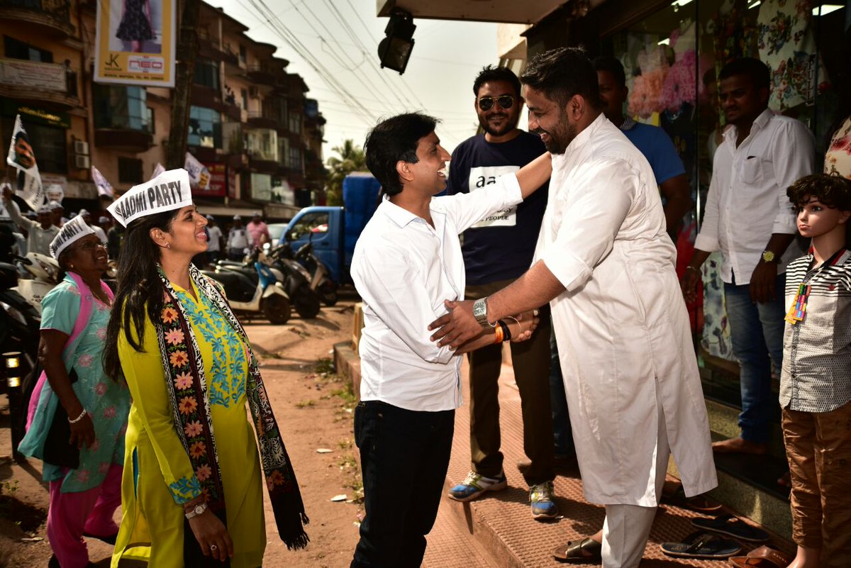muntaziraapka's tweet photo. @DrKumarVishwas Mapusa(Goa) में पैदल यात्रा। लोगों मिल��े .. #GoaWithAAP https://t.co/5nTfQ1ZeJF