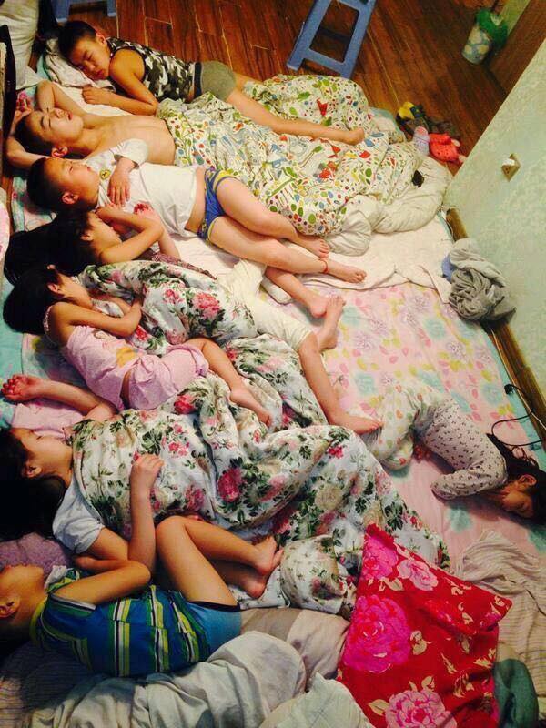 ганцаарай иим олон хүүхэдүүдыг авч яваа гэхээр өмнөөс нь бахархаад ч .............