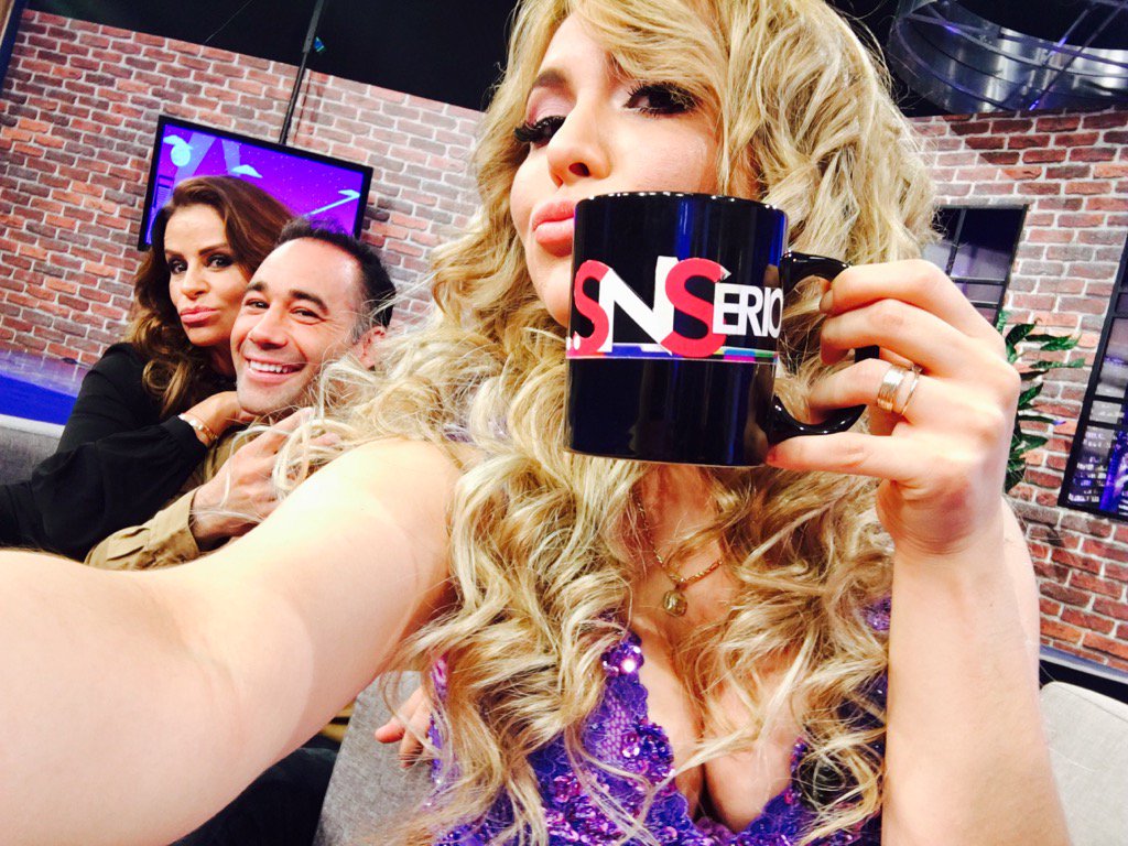 madeeleynA's tweet photo. @Juanjoulloatv @wdeloscobos @kike_mayagoitia @adrianm10 !!! Más perros todos !!! #SNSerio 👍🏻😬 https://t.co/Qf4HFBXhJu