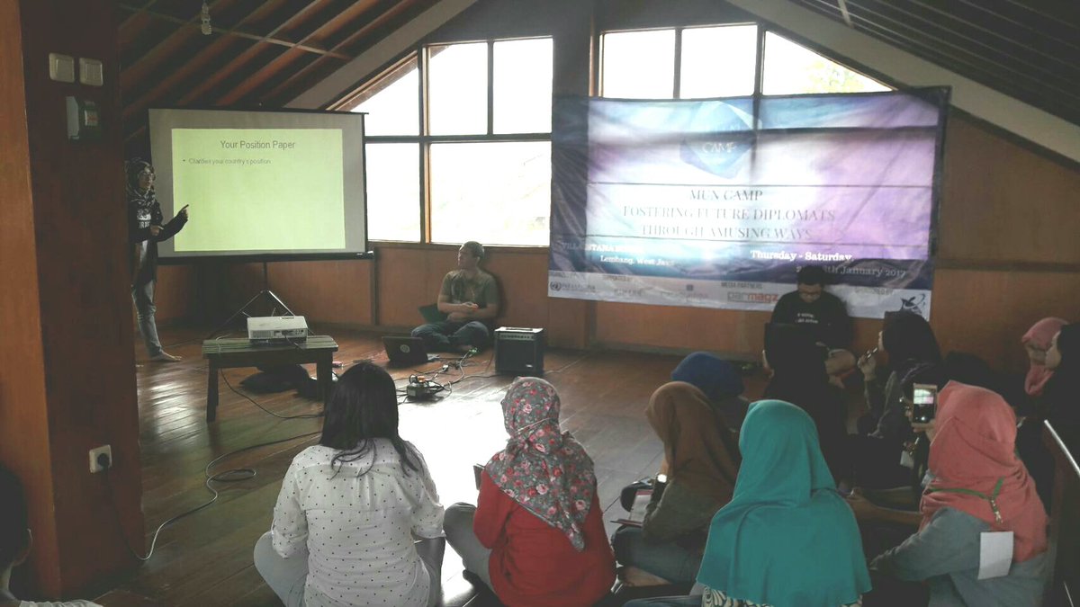 HIMAHIparmad's tweet photo. #ParmadMUNCamp2017
Para peserta sedang mengikuti Workshop session 5: Drafting yang disampaikan oleh Humaira dan Adindra Hervey https://t.co/C6jyujY98b