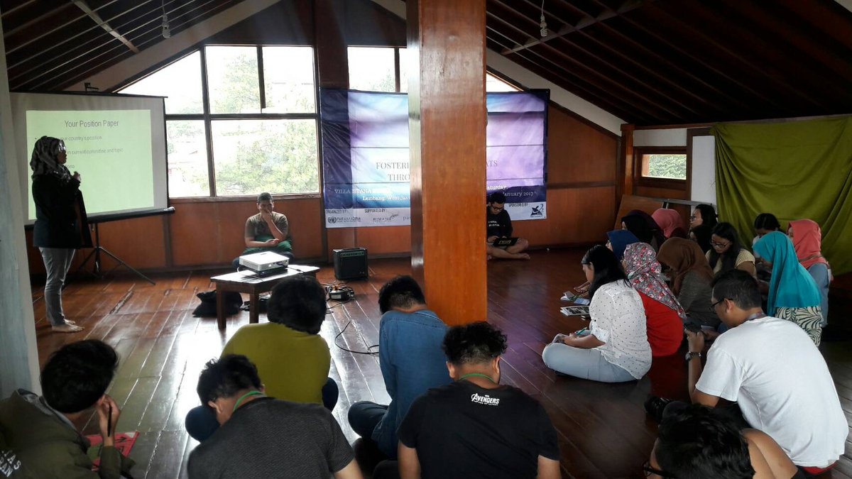 HIMAHIparmad's tweet photo. #ParmadMUNCamp2017
Para peserta sedang mengikuti Workshop session 5: Drafting yang disampaikan oleh Humaira dan Adindra Hervey https://t.co/C6jyujY98b