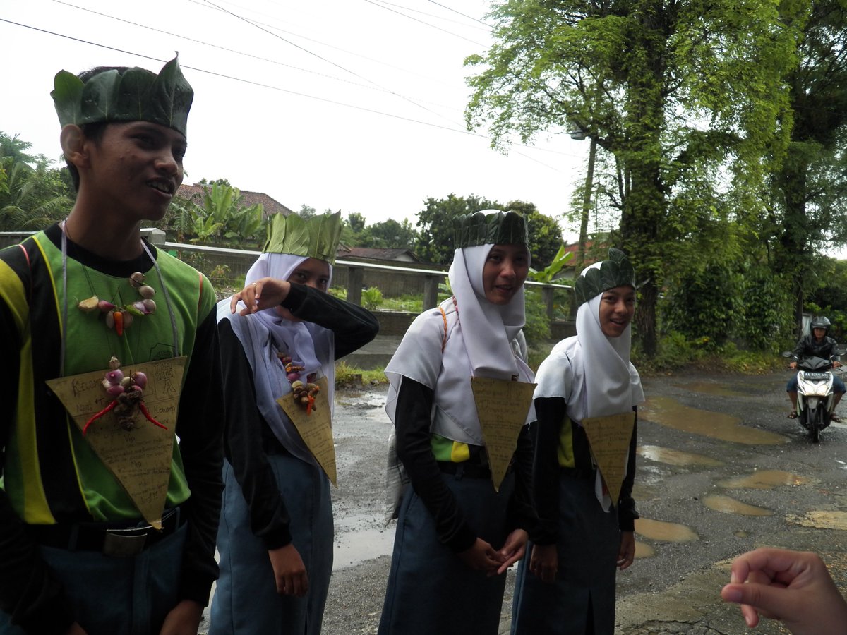 fhina451's tweet photo. membuka memori :
 waktu wide game pemilihan calon pengurus OSIS baru. https://t.co/WLyXLJMPVb