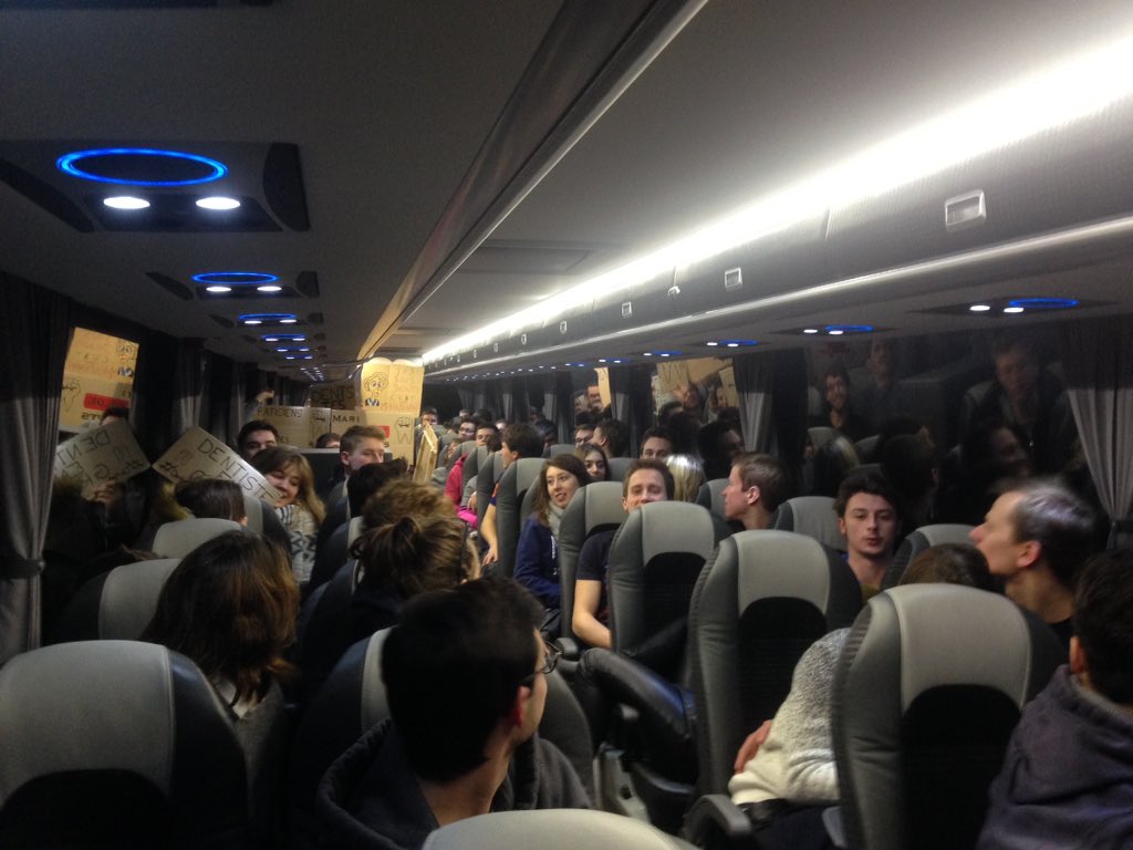 coraline_bnd's tweet photo. Étudiants dentaires en route pour Paris ! Étudiants pas content, pour l'avenir de nos patients ! #DENtger @MarisolTouraine @ameli_actu https://t.co/Vp3jZ1FzfH