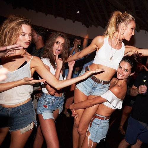 lovecandice_'s tweet photo. Angels #vsswimspecial https://t.co/O9IZWIEv6n