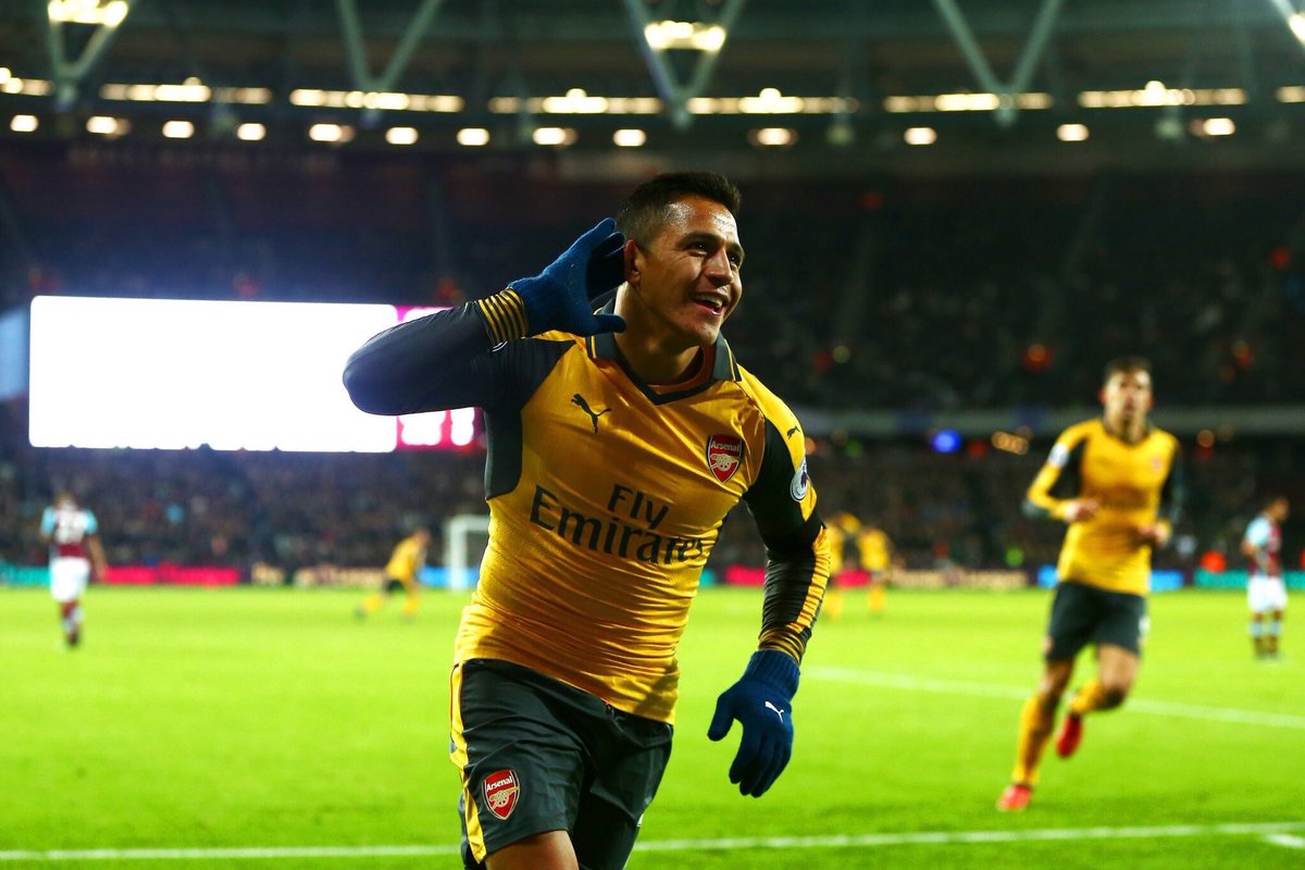 TweetAndFoot's tweet photo. 📰 Les dirigeants d'#Arsenal soupçonnent Alexis #Sanchez d'avoir déjà signé un accord avec le #PSG pour la saison prochaine. https://t.co/bVnswiI9HB