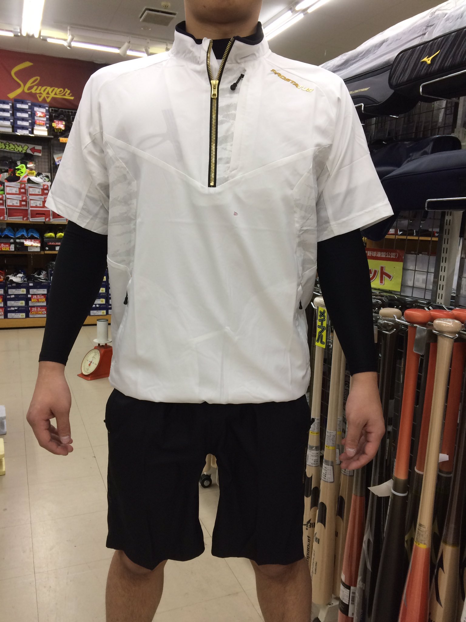 野球専門店サンスポーツ牛久 ゼット プロステイタスから ピステハーフパンツ ピステ半袖ジャケット ﾟ ﾟ 迷彩がワンポイントで入っていてとてもかっこいいデザインです なんとお値段が セットで 限定品のためなくなり次第終了