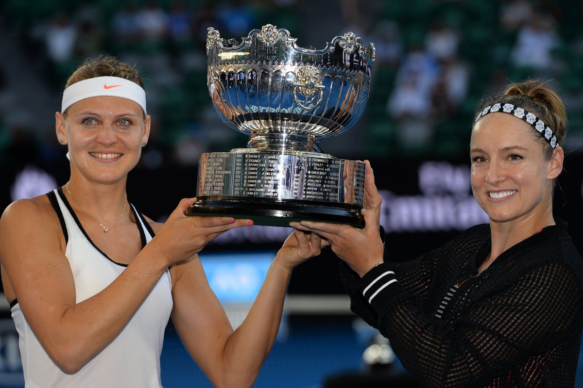 Letošní vítězky Australian Open Lucie Šafářová a Bethanie Matteková-Sandsová