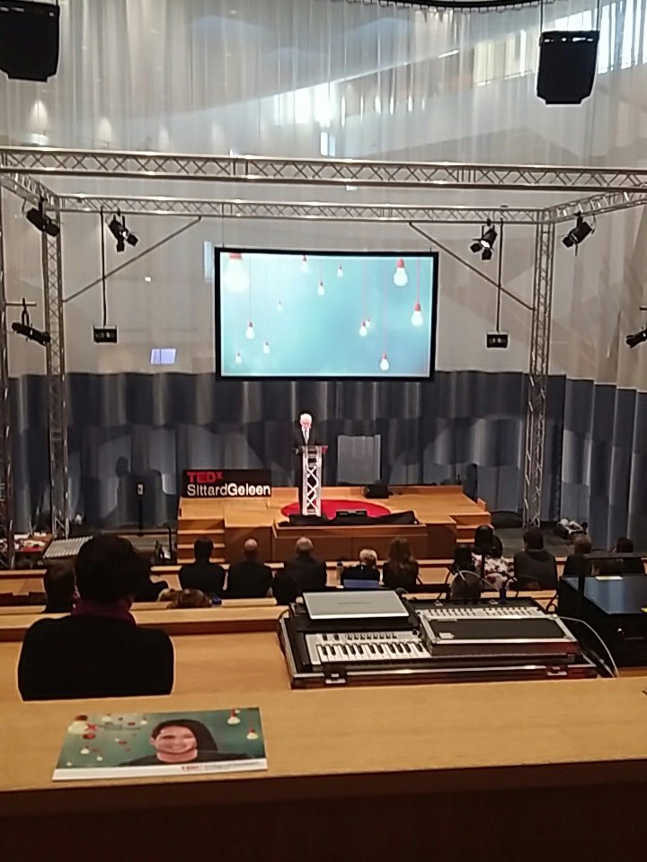 HansBours's tweet photo. These days there are #wallpeople and #webpeople @hermanvanrompuy #tedx046 https://t.co/bACqmT4NK5