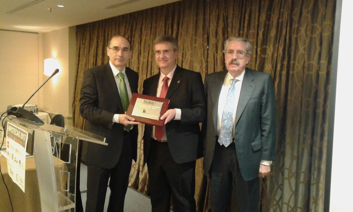 CesineEditorial's tweet photo. METROS2 concede a @Kutxabank el #PREMIO #HIPOTECAS2017 https://t.co/Pq8lQY6Qsp