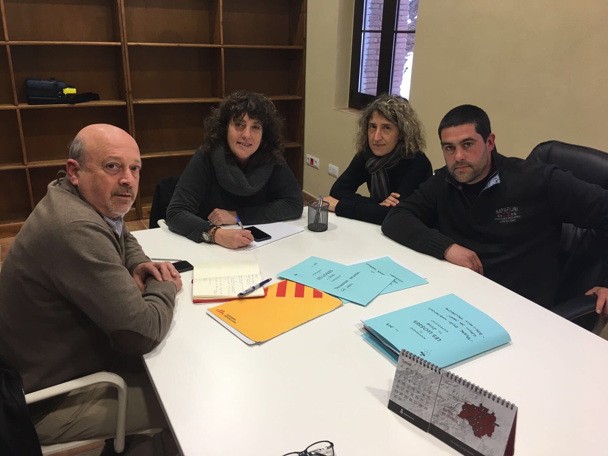 ERCRipolles's tweet photo. Jornada de treball #Ripollès. @TeresaJorda, @MCarmeFreixa i @joanm63 amb David Serrat, alcalde #Lloses,i @toniriemas, regidor #Campdevànol. https://t.co/SHlpfBQQVb