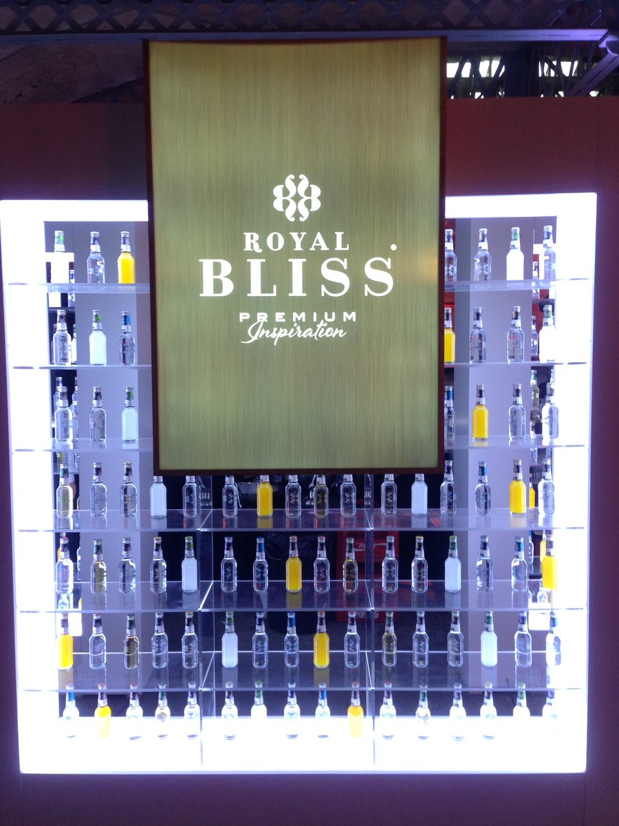 kikebayano's tweet photo. #RoyalBliss #CocaCola #OnTheRocksEvents #saldetuzonadeconfort  https://t.co/s7dEtGThJb https://t.co/SJkSaGfePP