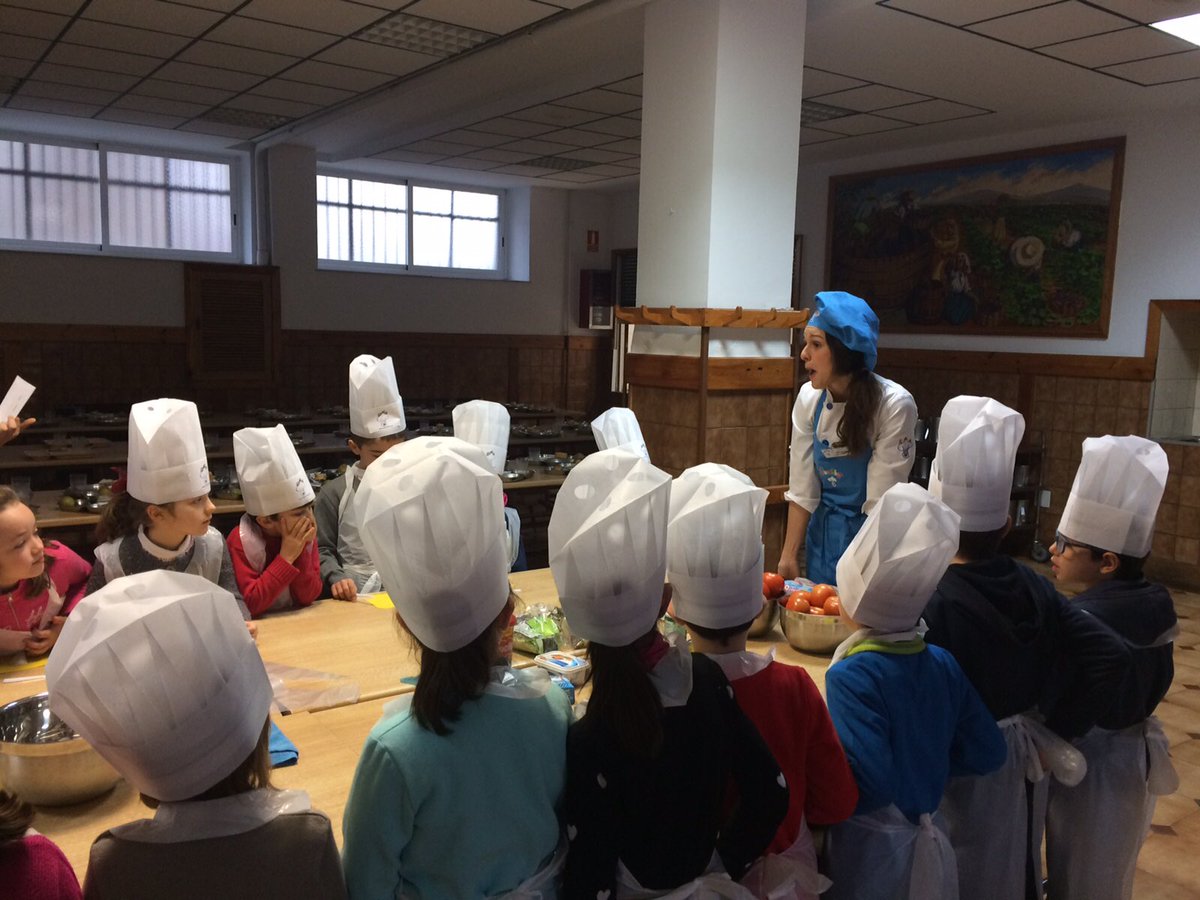 colegio_claret's tweet photo. Los ganadores del concurso de #villancicos de @musiclaret_ están recibiendo el premio de @larazon_es Un curso de #Educachef! Muy rico! https://t.co/Pd8hyAVLrj
