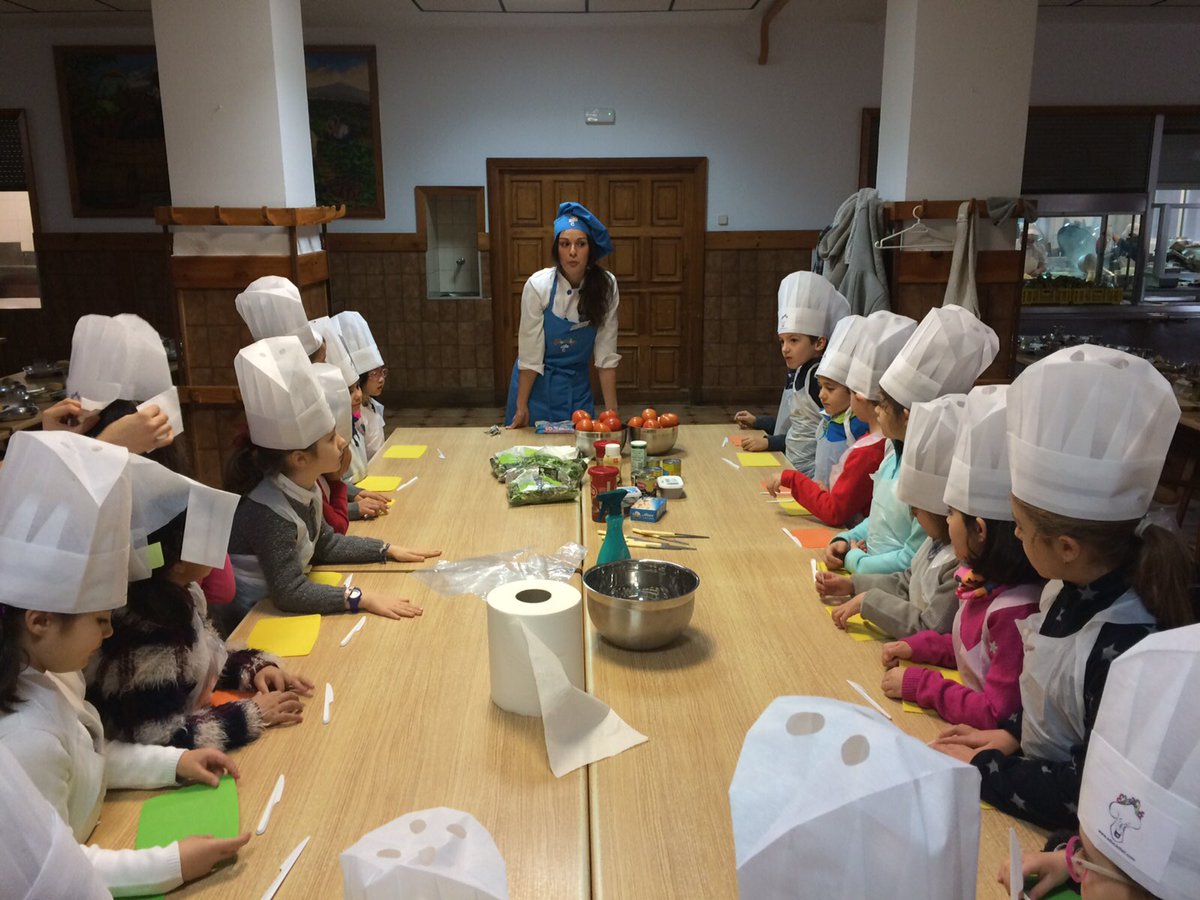 colegio_claret's tweet photo. Los ganadores del concurso de #villancicos de @musiclaret_ están recibiendo el premio de @larazon_es Un curso de #Educachef! Muy rico! https://t.co/Pd8hyAVLrj