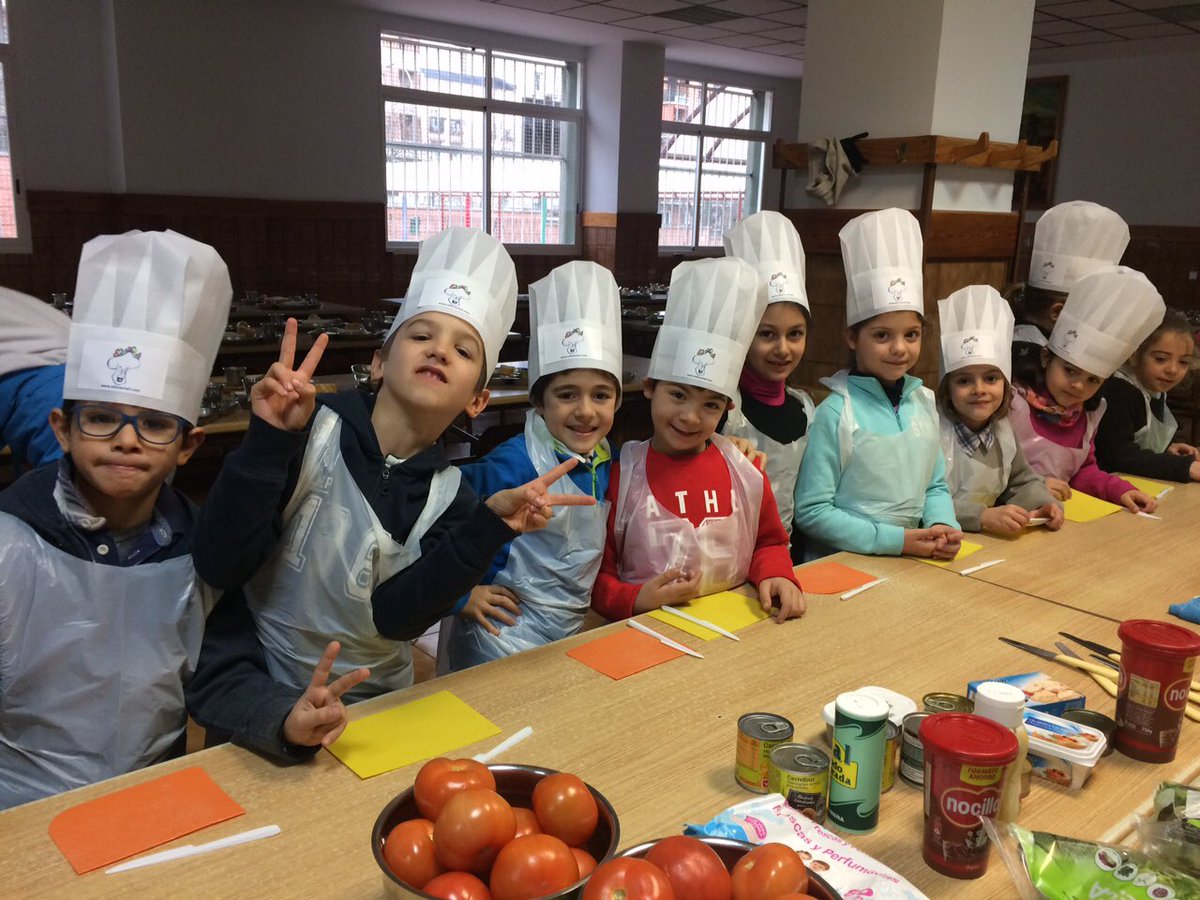colegio_claret's tweet photo. Los ganadores del concurso de #villancicos de @musiclaret_ están recibiendo el premio de @larazon_es Un curso de #Educachef! Muy rico! https://t.co/Pd8hyAVLrj