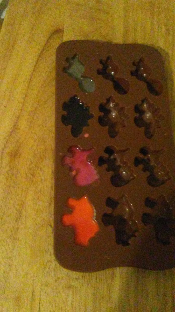 kaylamaree513's tweet photo. Used old broken crayons to create some cool dinosaur crayons for Ethan. Super simple. #momlife #UPCYCLEWIN #happyboy #momwin https://t.co/M4r31lELy1