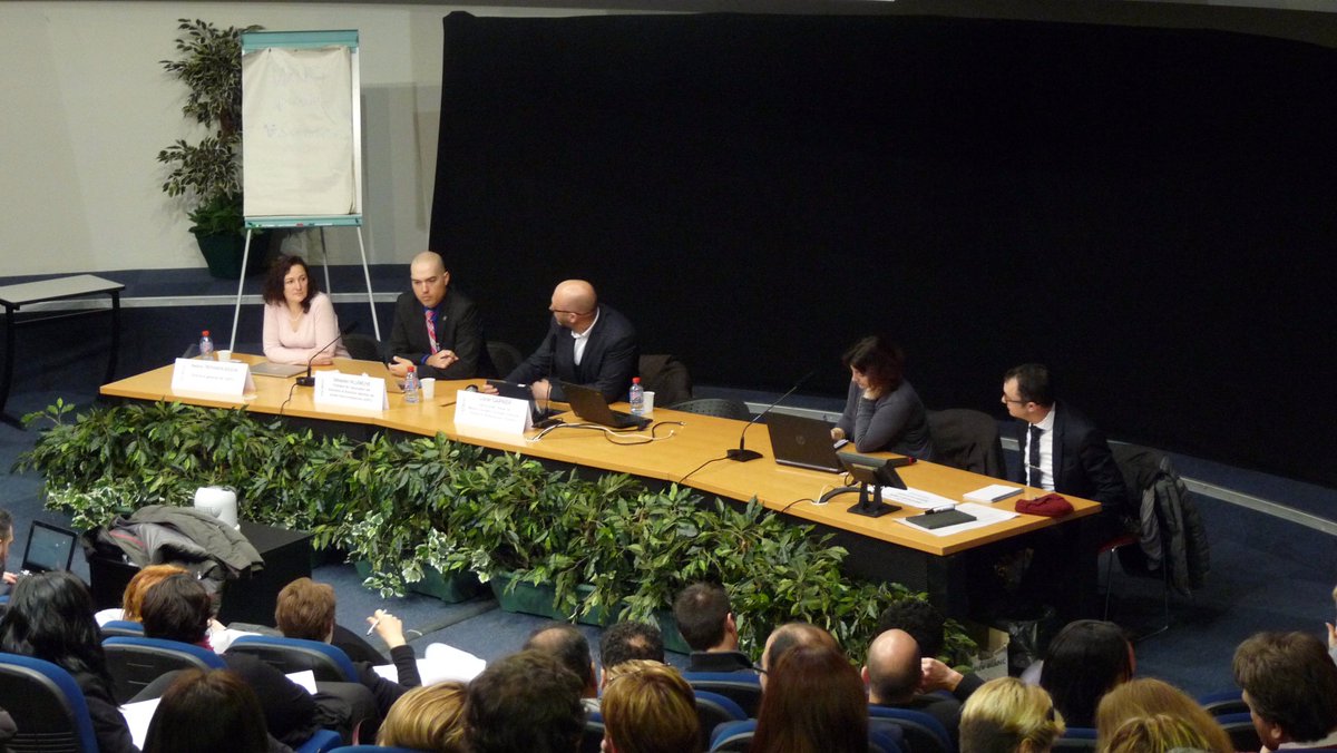 Ih2ef's tweet image. Conférence #esenesr #CadreEdu2016 “Le numérique améliore-t-il la relation familles-école ?” avec @Edu_Num #Numerilab et experts canadiens