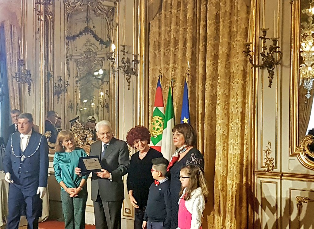 MIsocialTW's tweet photo. #GiornataDellaMemoria al #Quirinale il Presidente #Mattarella e @valeriafedeli premiano le scuole vincitrici del concorso sulla #Shoah https://t.co/4Jyqb6O6Ch