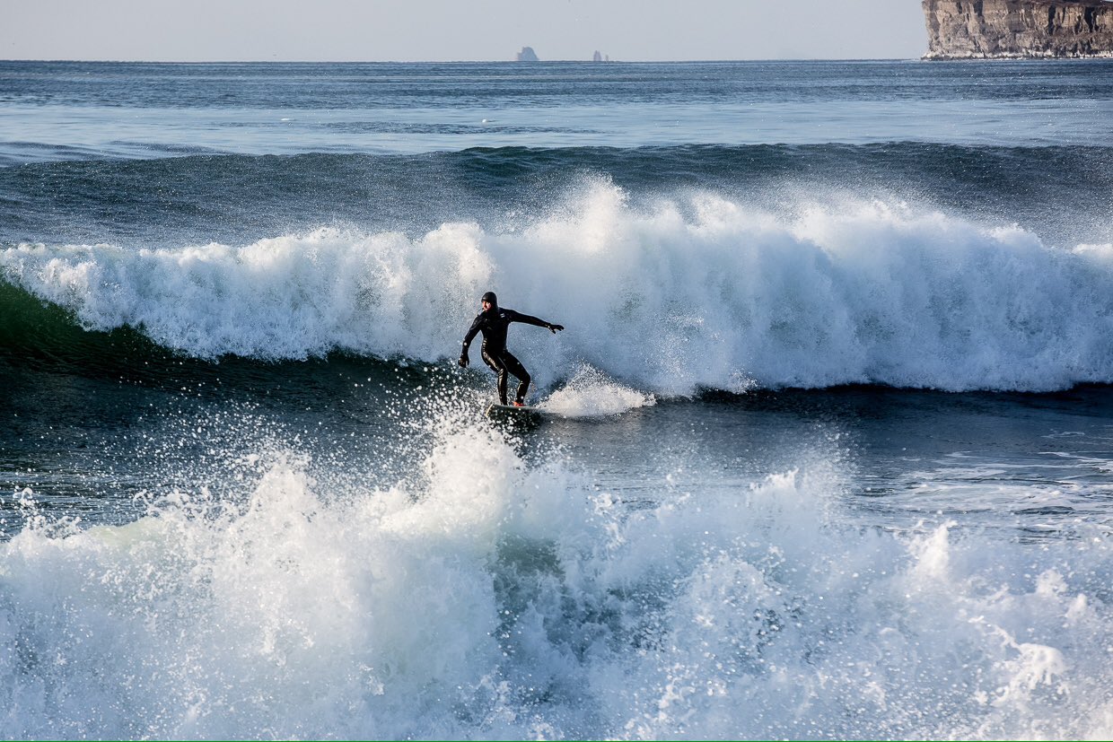 Tide волна. Победить море. Лофотенские острова за полярным кругом ?. Волны бьются о берег крутой. Мальдивы два серфера.