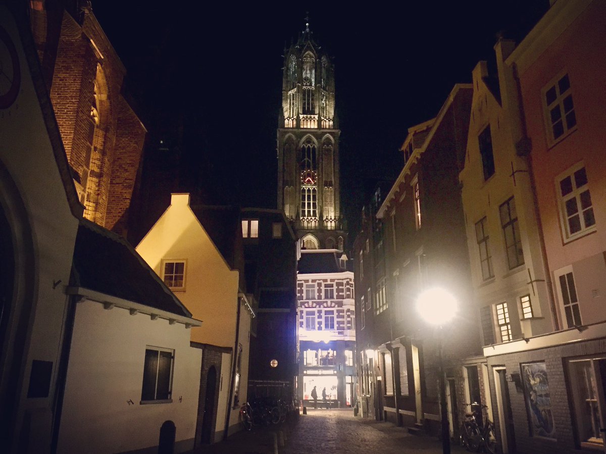 Als je eens afslaat, de kleine straatjes in dan kom je de mooiste plekjes tegen. #Utrecht #domtoren