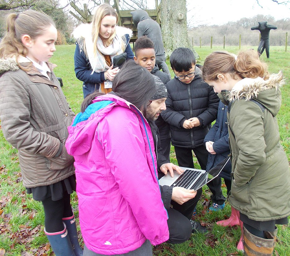 NewArtCentre's tweet photo. Ludgershall Castle Primary pupils experiencing #sculpture &amp; new #technology with artist Ian Dawson! @demondawson @LudCastlePri #artistboss https://t.co/AJPS5fGBCR