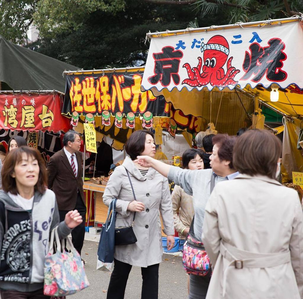Suspiciously chirpy octopus rises above the Tokyo chaos #travelphotography #travelling #ja… ift.tt/2kb9FpC