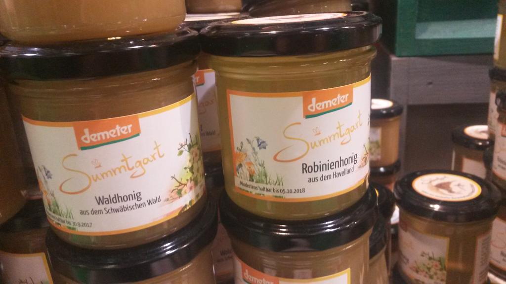 a_koelling's tweet photo. #BioIGW17 lecker! Kerzenrollen & dem rauen Hals was gutes tun @summtgart #gruenewoche @demeter_de Biohalle https://t.co/j5Yw1BVuaV