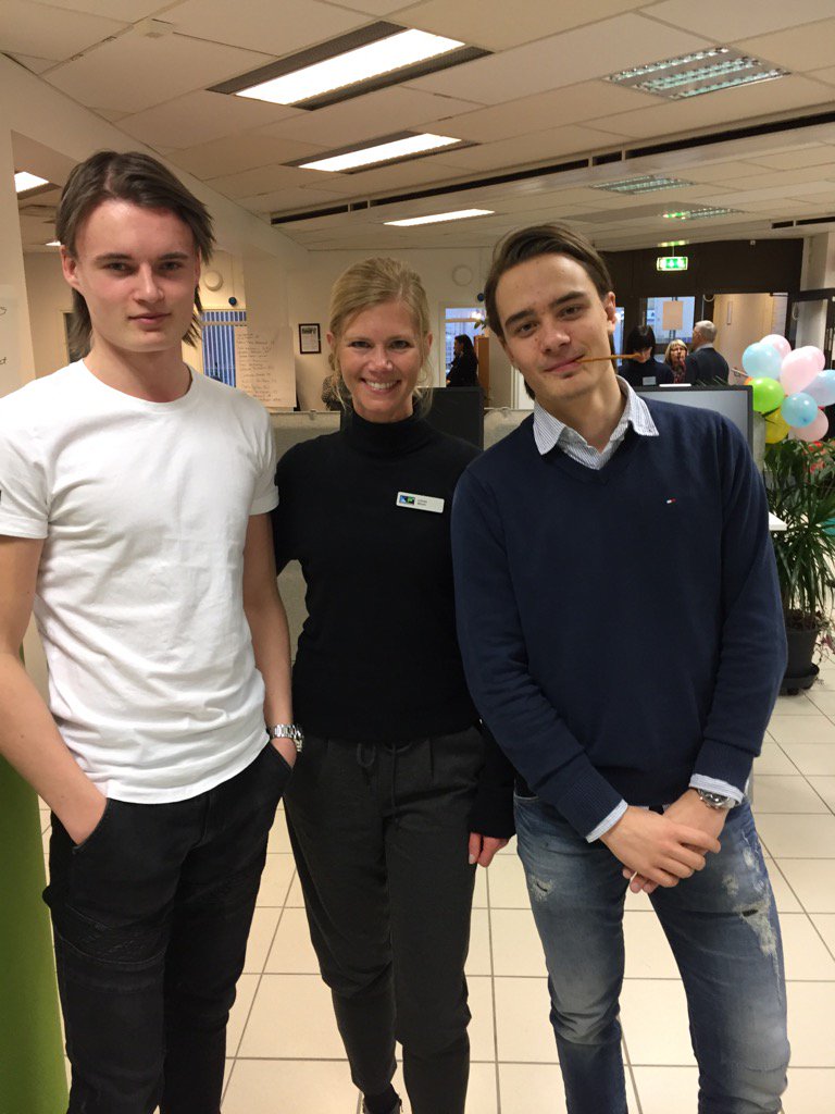 blomlinda's tweet photo. Måns och Oskar, två härliga elever från Birger Sjöberggymnasiet som praktiserat hos oss i veckan. Bra jobbat hörrni!😊 https://t.co/kiMlqLKthV