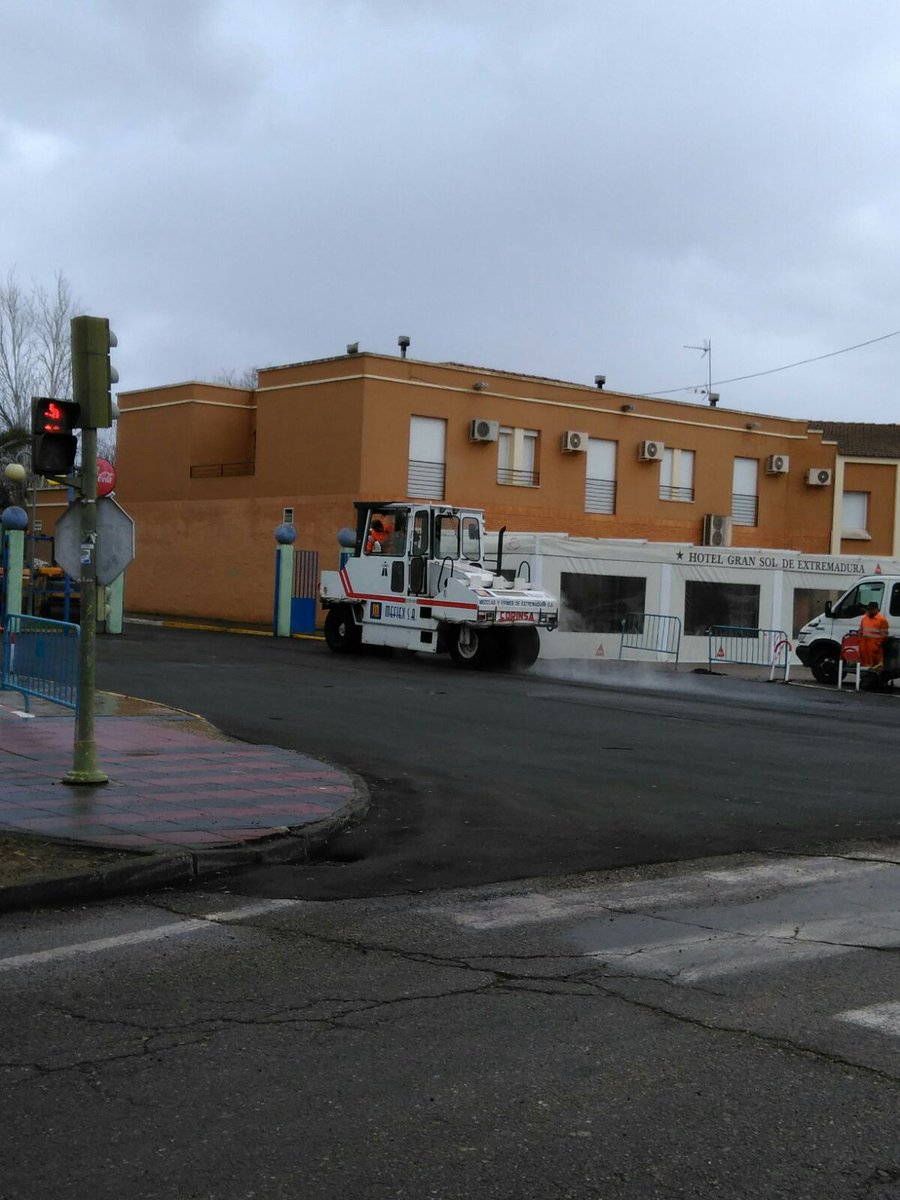 Asfaltado de la entrada a la piscina de Montijo.