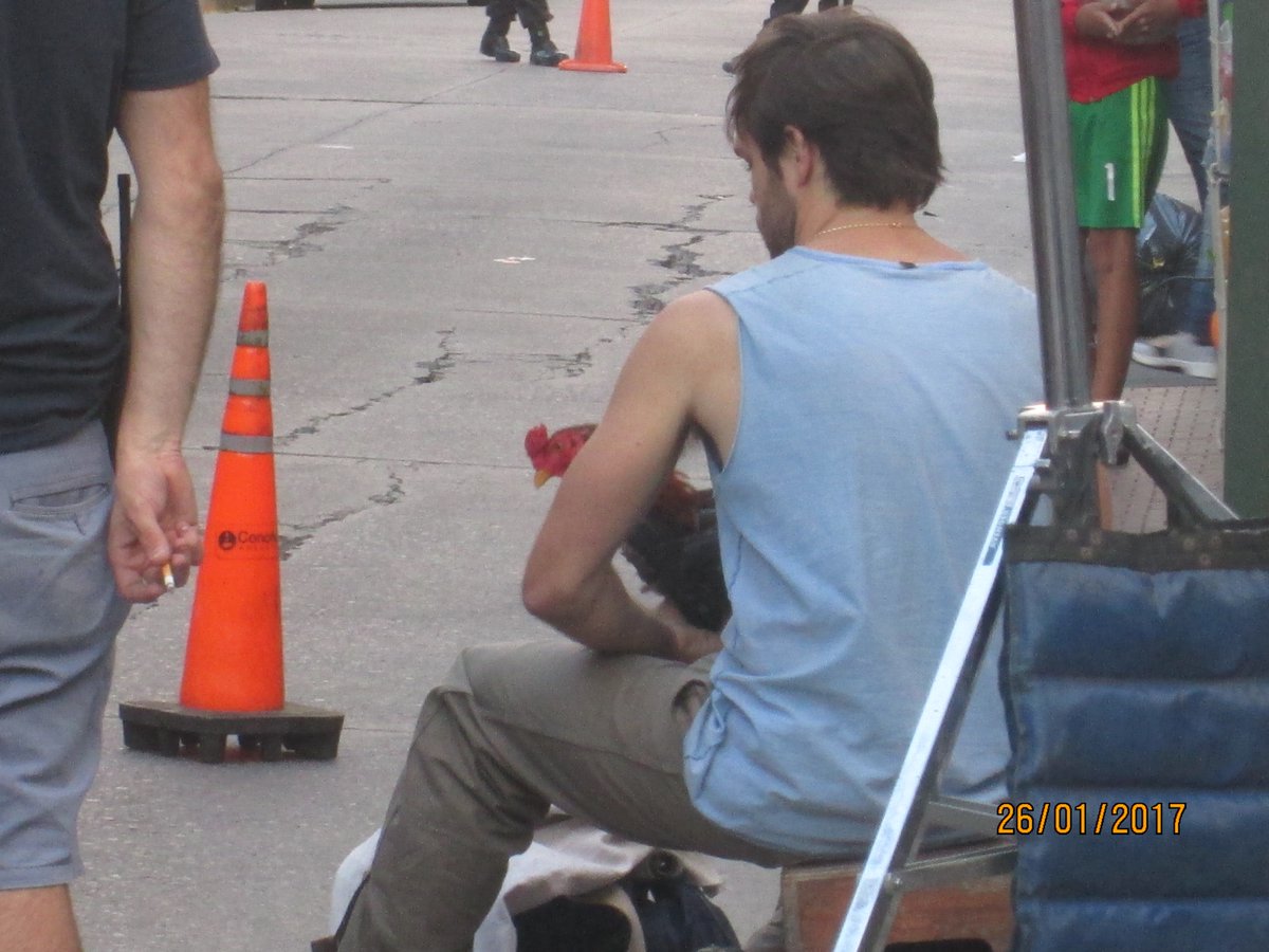 InfoLanzani's tweet photo. 📷 #PeterLanzani grabando #UnGalloParaEsculapio #2
C: @BreenLanzani https://t.co/fx74TXZlMG