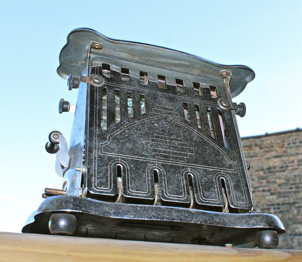 Al Bersted's art deco toaster wasn't just the greatest thing since sliced bread, it was a direct response to it. madeinchicagomuseum.com/single-post/20…