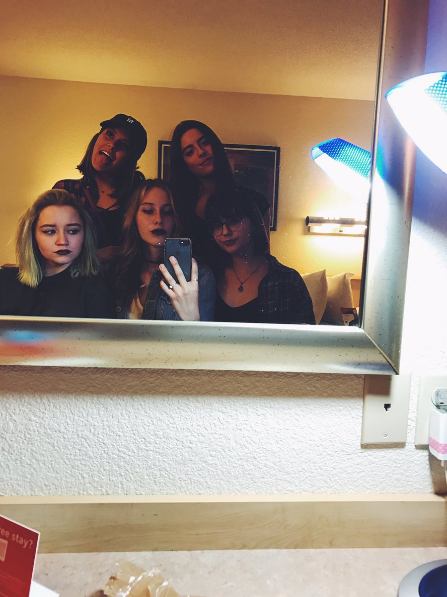 laurenfink14's tweet photo. Happy bday han I love you I hope 18 treats you well 🌹💗 https://t.co/eteo9Pi4uL