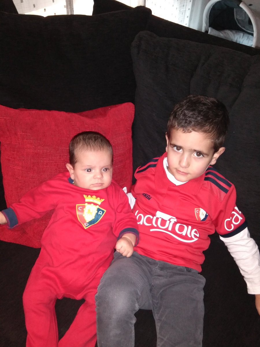 yosune83's tweet photo. @soldadito83  nuestros pekes también son rojillos! Aupa @CAOsasuna https://t.co/K14N6VNBWM