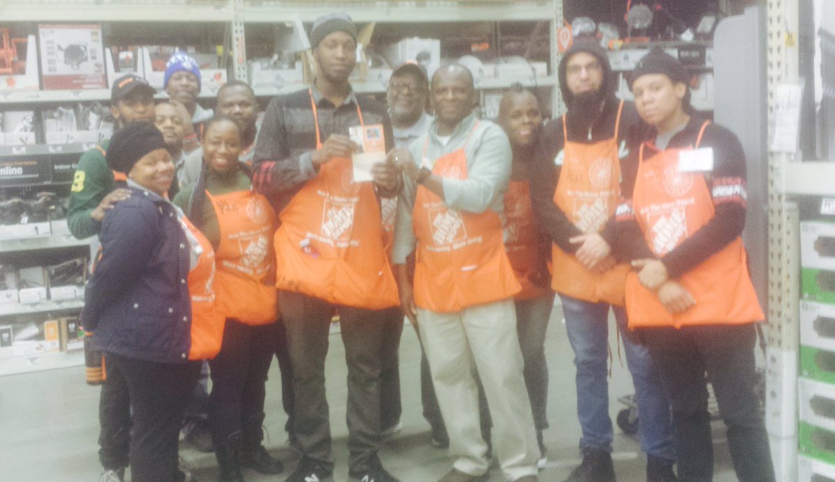 The Wood ASMs Kym & Francis recognized Dre in D23 at the am meeting! #TrendingOrange @818_CE @JoeZuniga1 @MAEngagement @paulclymer