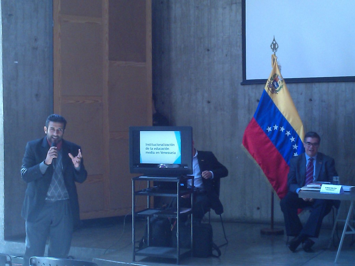 Dr. Uzcátegui "Un joven que abandona el liceo está comprometiendo su futuro y el futuro del país"