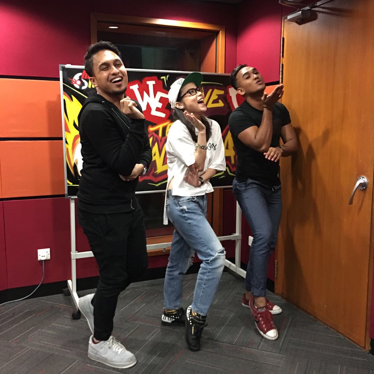 hotfm976's tweet photo. Cantik betul guest #HaziqnEl #50Hot malam ni. Tu yg @haziq_hotfm @el_hotfm kena pose cantik mcm @Farahdhiya_Fd 😘 https://t.co/3c0z1AQvHk