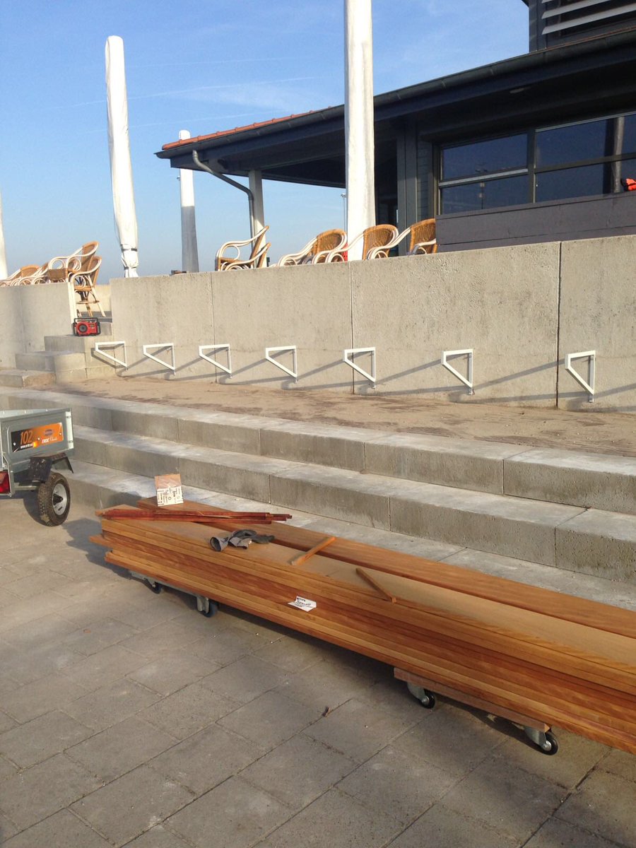 Kijk de banken van de tribune! Work in progress <a href="/MHCLeusden/">MHC Leusden (hockey)</a> <a href="/cv100mhcleusden/">De Club van 100</a>