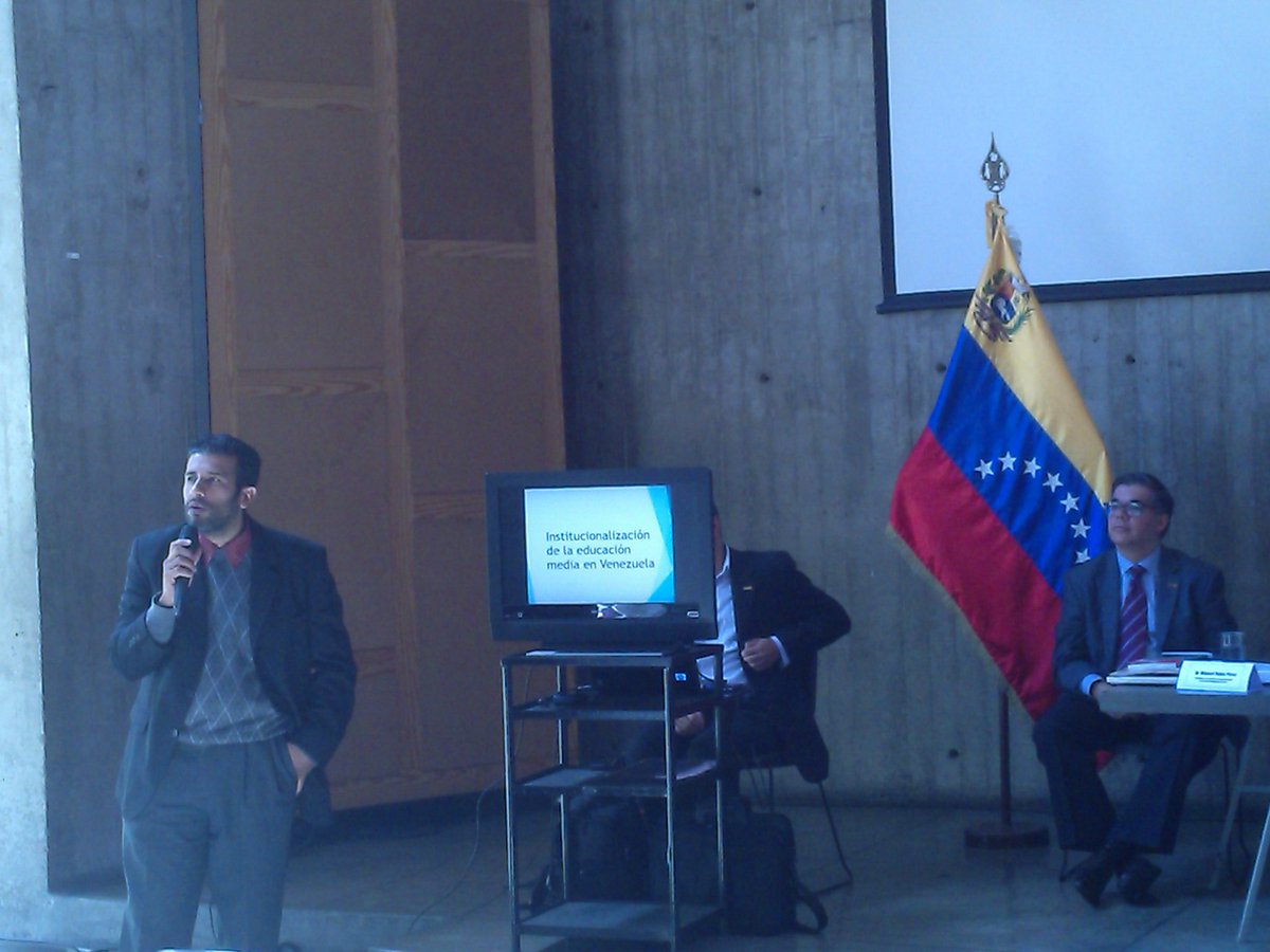 Dr. Uzcátegui "Desde hace rato obligan a las escuela a usar los libros de textos dados por el gobierno"