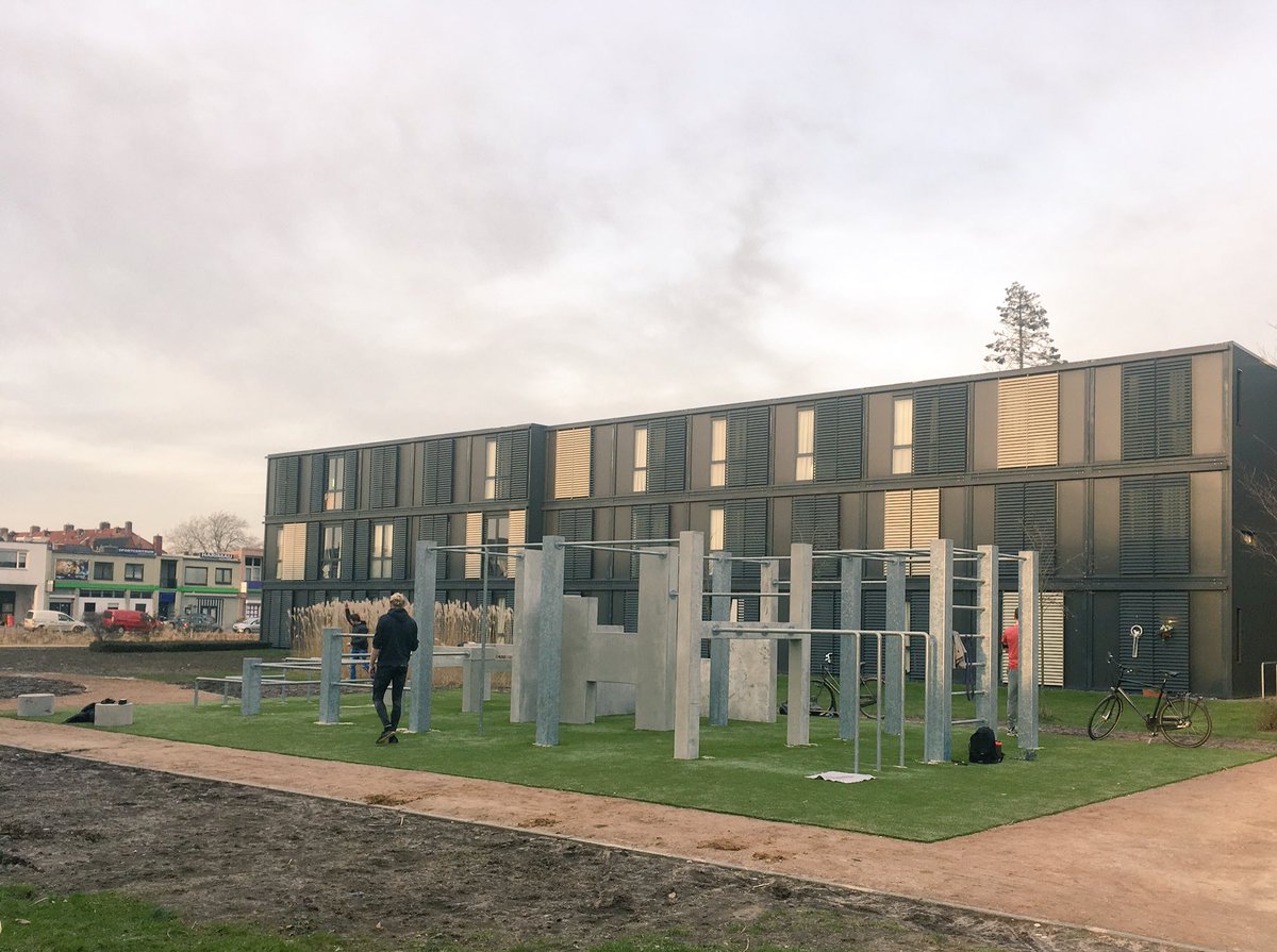 Ghettogym workoutpark tussen de containerwoningen aan de Vrydemalaan. #spelen #fitness #bewegen