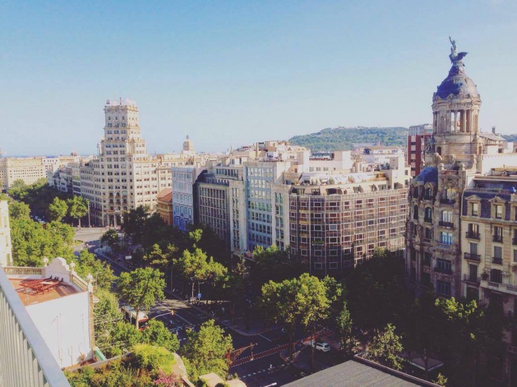 SplendomSuites's tweet photo. A great account of Eixample Esquerra by @ben_holbrook focusing on endless dining options and architecture #travel https://t.co/OLmZh5X21b https://t.co/0SJv6JNLcF