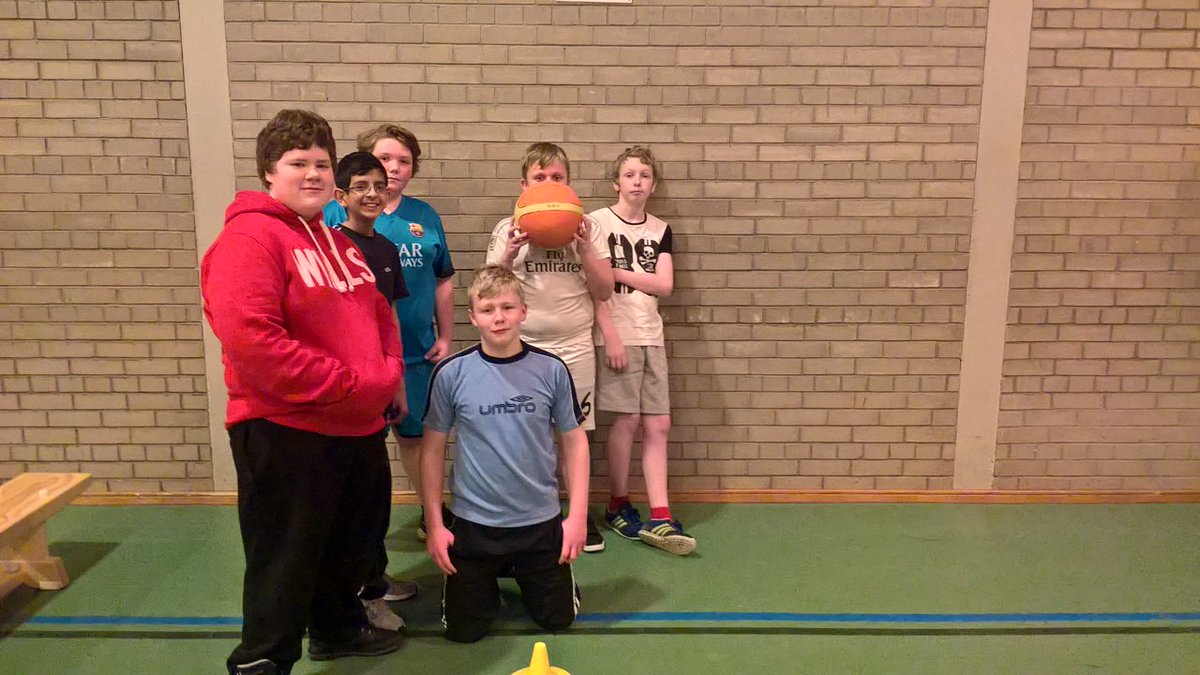 BrochPE's tweet photo. 1P1 groups for games making today, some great ideas #SambaBall #CornerBall #YogaBasket https://t.co/r2KWehZ9mS