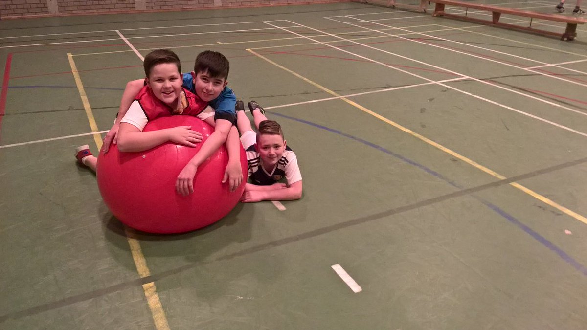 BrochPE's tweet photo. 1P1 groups for games making today, some great ideas #SambaBall #CornerBall #YogaBasket https://t.co/r2KWehZ9mS
