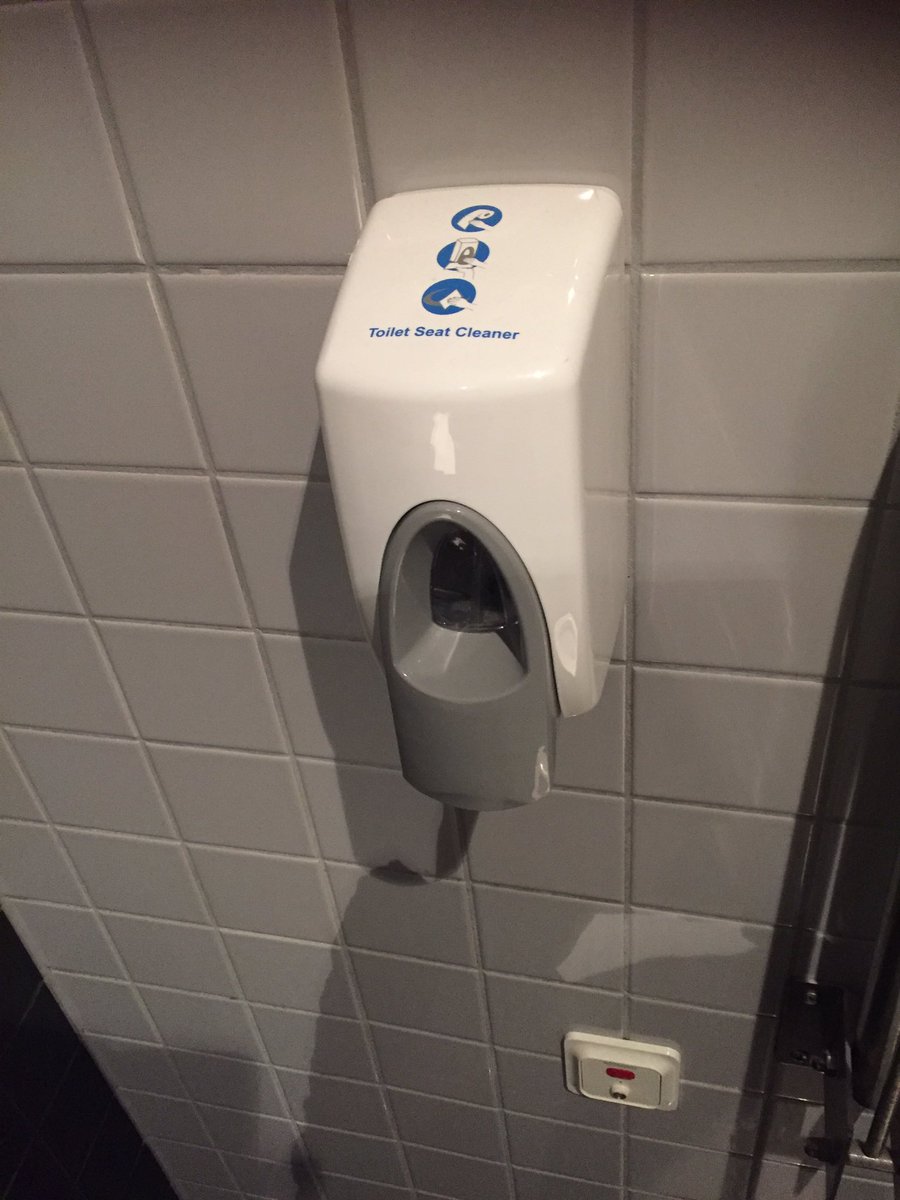 Linuszack's tweet photo. Om tvålen är slut på toa, kan man tvätta händerna  med toarengöringsmedlet då? 
(En kompis som undrar) https://t.co/7fHWc4aa6i