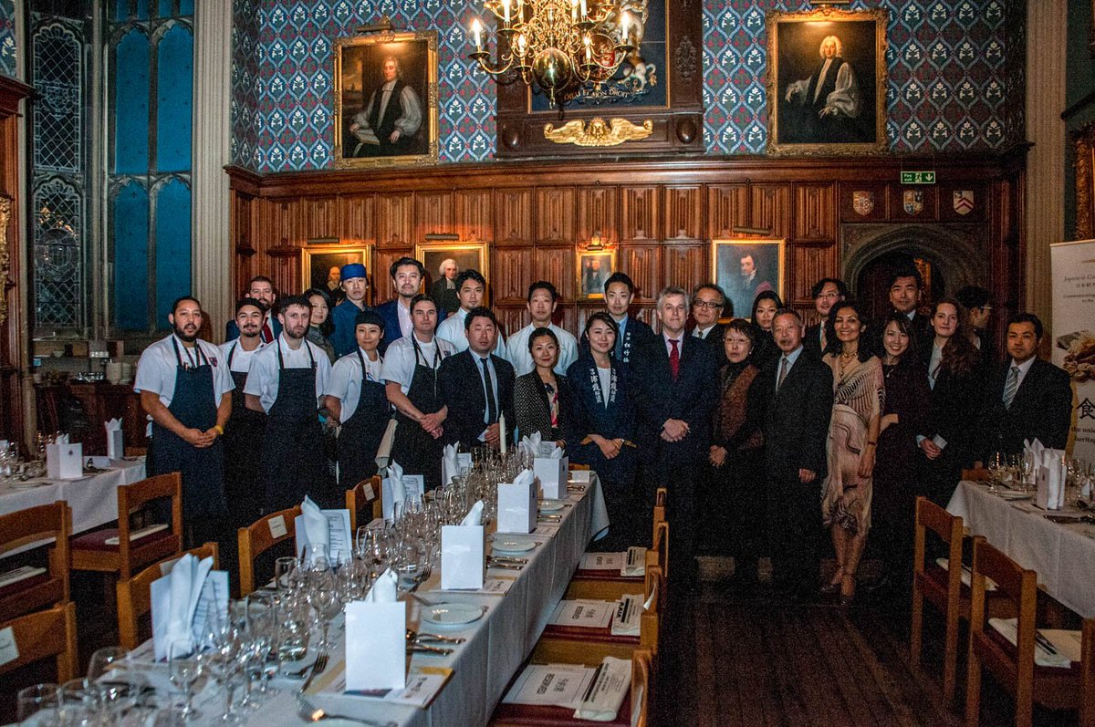 Physi_Chris's tweet photo. Collaboration East and West for a Sake Event, photo credit Ashley Carter #Sake #Cambridge #confcamb #Japanese https://t.co/eVBYy4TeHi